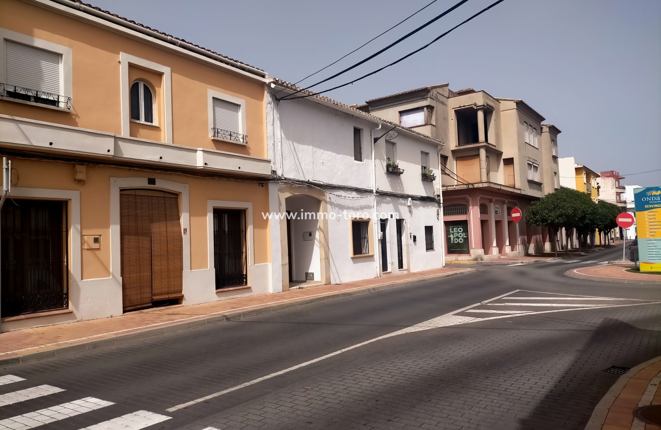 Resale - town_house - Ondara